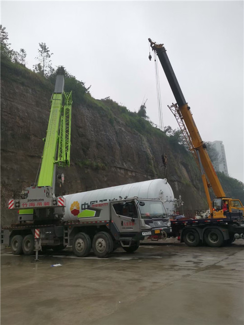 灵丘县“不怕风雨冻”—— 吊车的 “恶劣环境适应” 技术